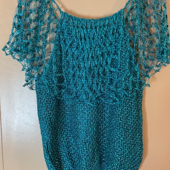 UNBRANDED HAND CROCHETED BLOUSE GREEN/BLUE SIZE MAY BE A SMALL. - Picture 6 of 9